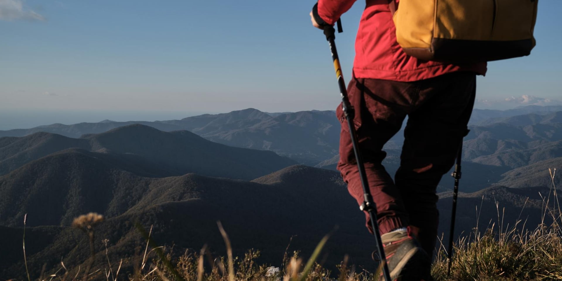 장거리 트레킹을 걷는 여행자들